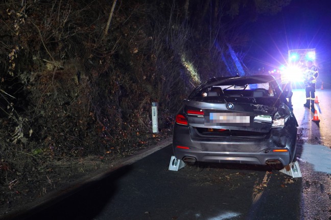 Auto berschlagen: Verkehrsunfall mit zwei Verletzten auf Nibelungenstrae in Haibach ob der Donau