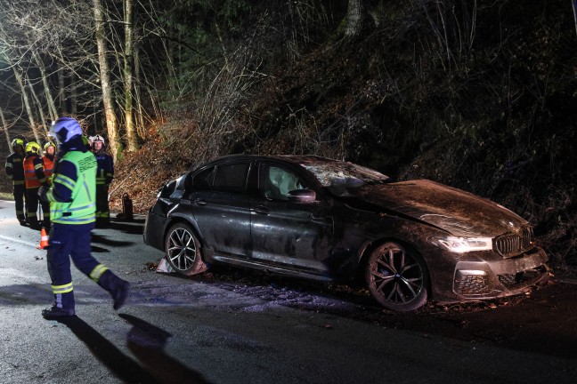 Auto berschlagen: Verkehrsunfall mit zwei Verletzten auf Nibelungenstrae in Haibach ob der Donau
