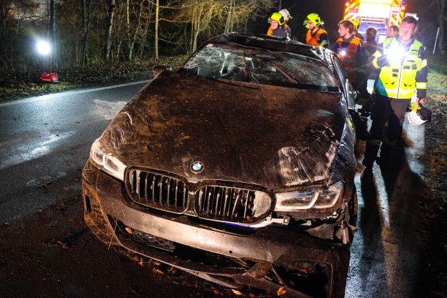 Auto berschlagen: Verkehrsunfall mit zwei Verletzten auf Nibelungenstrae in Haibach ob der Donau