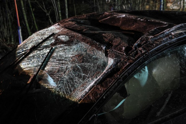 Auto berschlagen: Verkehrsunfall mit zwei Verletzten auf Nibelungenstrae in Haibach ob der Donau