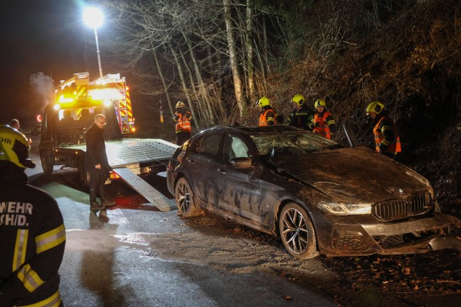 Auto berschlagen: Verkehrsunfall mit zwei Verletzten auf Nibelungenstrae in Haibach ob der Donau