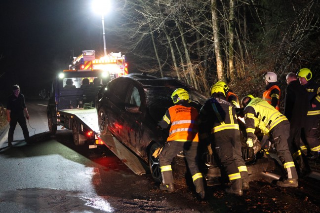 Auto berschlagen: Verkehrsunfall mit zwei Verletzten auf Nibelungenstrae in Haibach ob der Donau