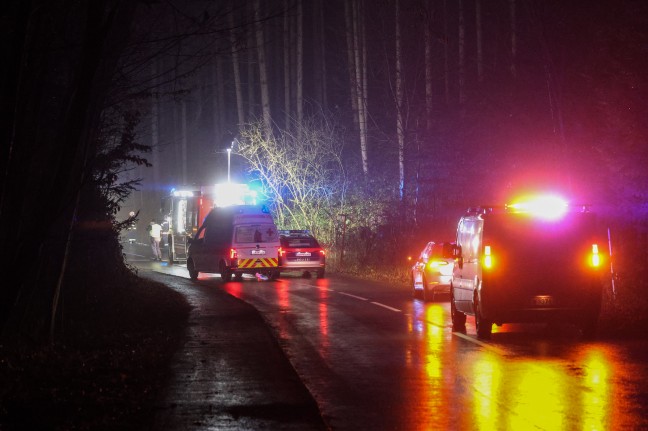 Auto bei schwerem Verkehrsunfall in Kematen am Innbach gegen Bume gekracht und berschlagen