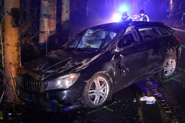 Auto bei schwerem Verkehrsunfall in Kematen am Innbach gegen Bume gekracht und berschlagen
