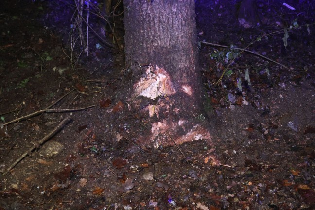 Auto bei schwerem Verkehrsunfall in Kematen am Innbach gegen Bume gekracht und berschlagen