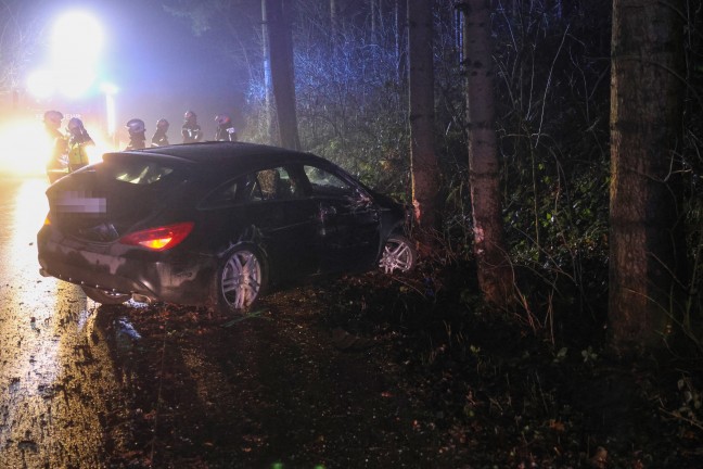 Auto bei schwerem Verkehrsunfall in Kematen am Innbach gegen Bume gekracht und berschlagen