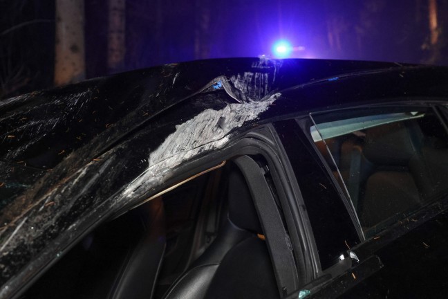 Auto bei schwerem Verkehrsunfall in Kematen am Innbach gegen Bume gekracht und berschlagen