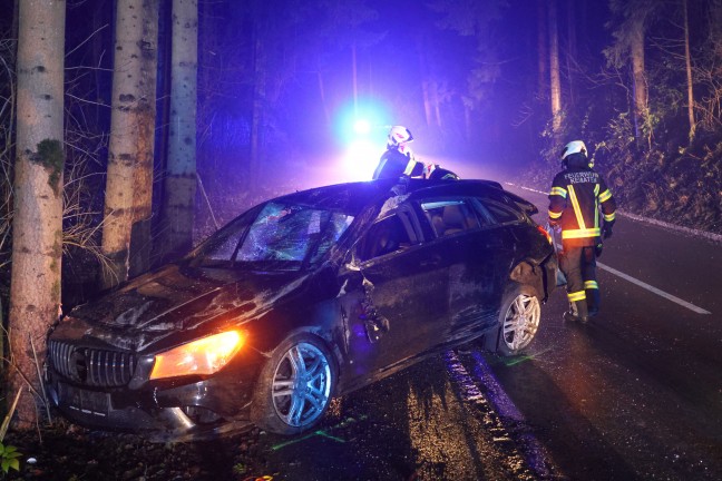 Auto bei schwerem Verkehrsunfall in Kematen am Innbach gegen Bume gekracht und berschlagen