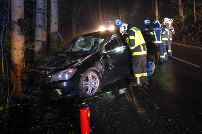 Auto bei schwerem Verkehrsunfall in Kematen am Innbach gegen Bume gekracht und berschlagen