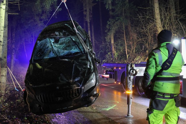 Auto bei schwerem Verkehrsunfall in Kematen am Innbach gegen Bume gekracht und berschlagen
