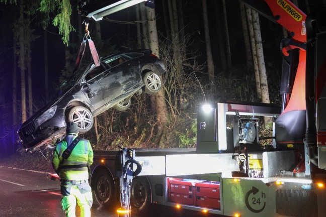 Auto bei schwerem Verkehrsunfall in Kematen am Innbach gegen Bume gekracht und berschlagen