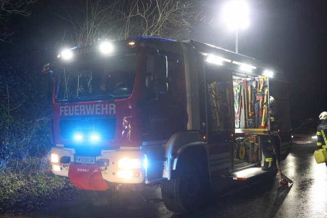 Auto bei schwerem Verkehrsunfall in Kematen am Innbach gegen Bume gekracht und berschlagen