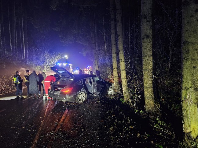 Auto bei schwerem Verkehrsunfall in Kematen am Innbach gegen Bume gekracht und berschlagen
