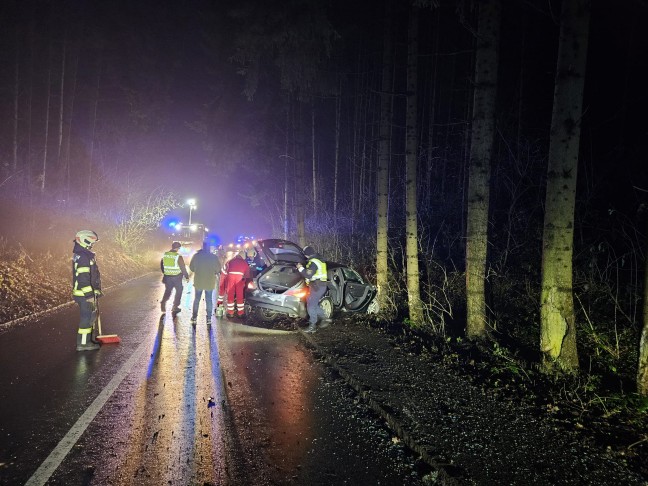 Auto bei schwerem Verkehrsunfall in Kematen am Innbach gegen Bume gekracht und berschlagen