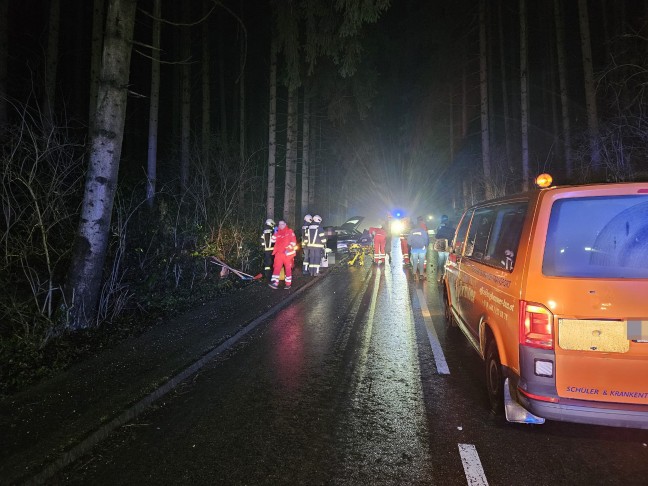 Auto bei schwerem Verkehrsunfall in Kematen am Innbach gegen Bume gekracht und berschlagen