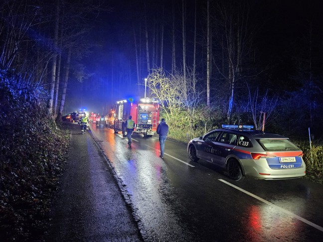 Auto bei schwerem Verkehrsunfall in Kematen am Innbach gegen Bume gekracht und berschlagen
