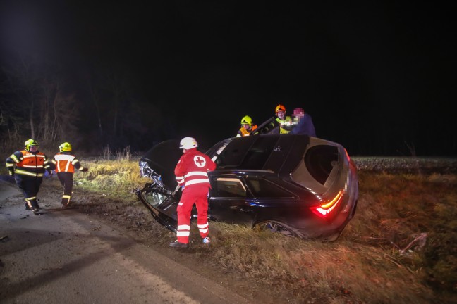 Acht Verletzte bei schwerem Crash zwischen zwei Fahrzeugen in Marchtrenk