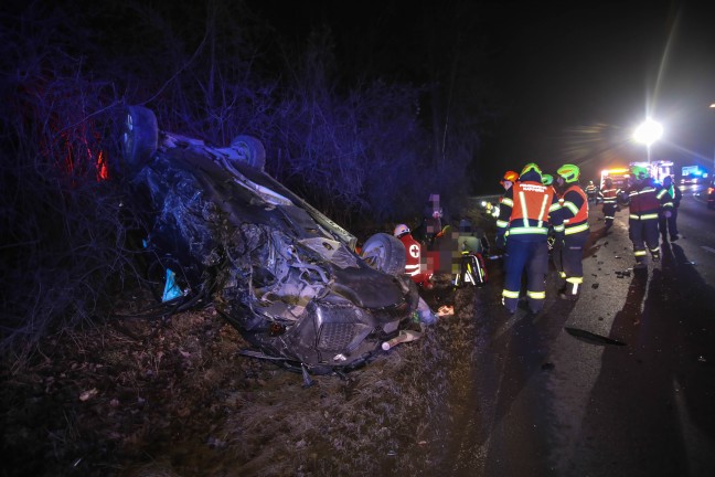 Acht Verletzte bei schwerem Crash zwischen zwei Fahrzeugen in Marchtrenk