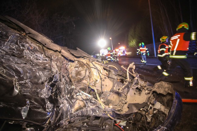 Acht Verletzte bei schwerem Crash zwischen zwei Fahrzeugen in Marchtrenk