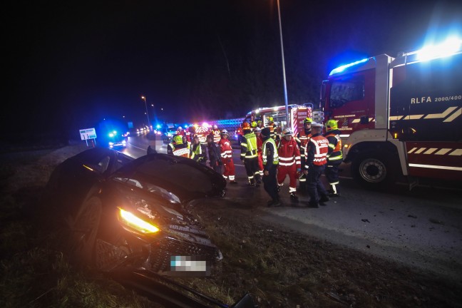 Acht Verletzte bei schwerem Crash zwischen zwei Fahrzeugen in Marchtrenk