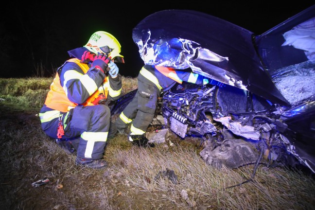 Acht Verletzte bei schwerem Crash zwischen zwei Fahrzeugen in Marchtrenk