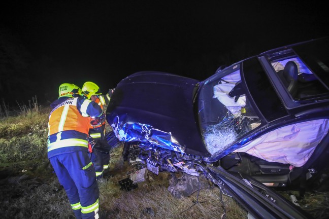 Acht Verletzte bei schwerem Crash zwischen zwei Fahrzeugen in Marchtrenk