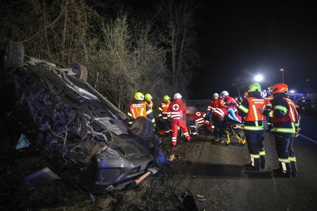 Acht Verletzte bei schwerem Crash zwischen zwei Fahrzeugen in Marchtrenk