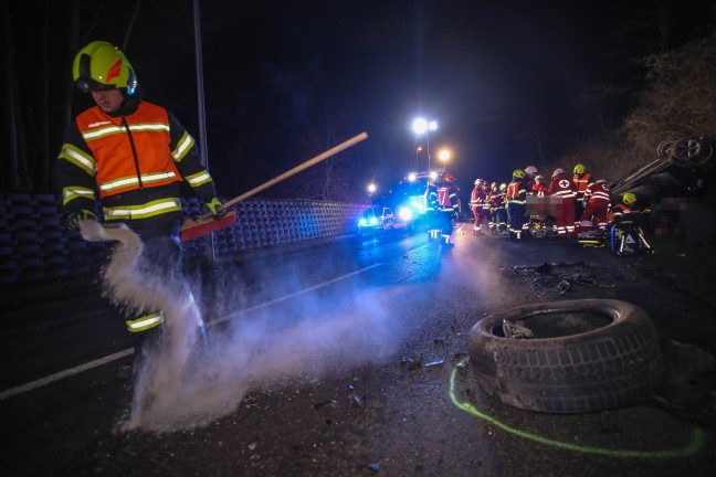 Acht Verletzte bei schwerem Crash zwischen zwei Fahrzeugen in Marchtrenk