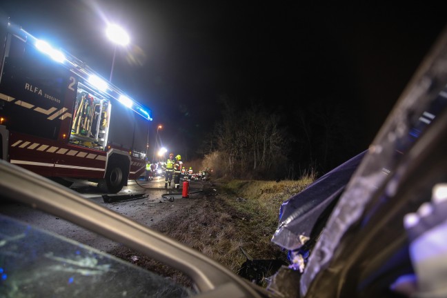 Acht Verletzte bei schwerem Crash zwischen zwei Fahrzeugen in Marchtrenk