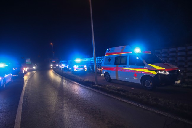 Acht Verletzte bei schwerem Crash zwischen zwei Fahrzeugen in Marchtrenk