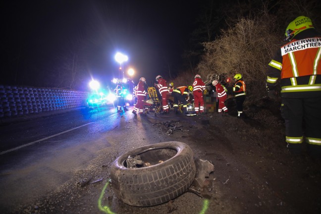 Acht Verletzte bei schwerem Crash zwischen zwei Fahrzeugen in Marchtrenk