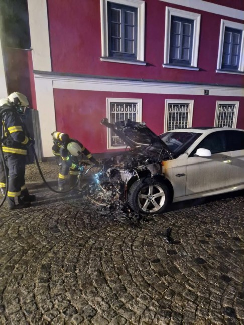 Totalschaden: Motorraum eines PKW in Linz-Ebelsberg in Vollbrand