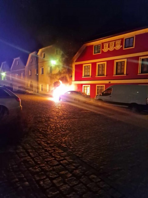 Totalschaden: Motorraum eines PKW in Linz-Ebelsberg in Vollbrand