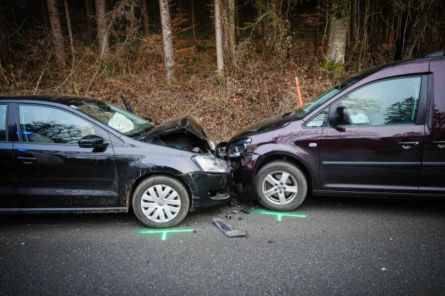 Frontalunfall zwischen zwei PKW auf Lamprechtshausener Stra�e bei Handenberg fordert drei Verletzte