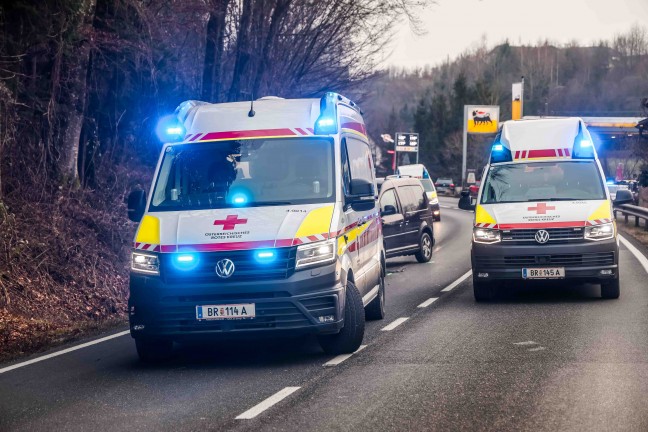 Frontalunfall zwischen zwei PKW auf Lamprechtshausener Stra�e bei Handenberg fordert drei Verletzte