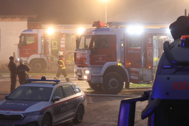 Gro�einsatz: Acht Feuerwehren bei Vollbrand einer Halle eines Unternehmens in Kirchham im Einsatz