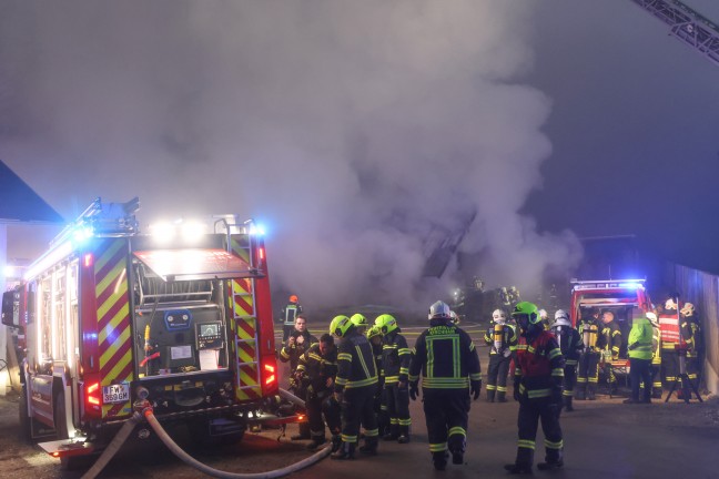 Gro�einsatz: Acht Feuerwehren bei Vollbrand einer Halle eines Unternehmens in Kirchham im Einsatz