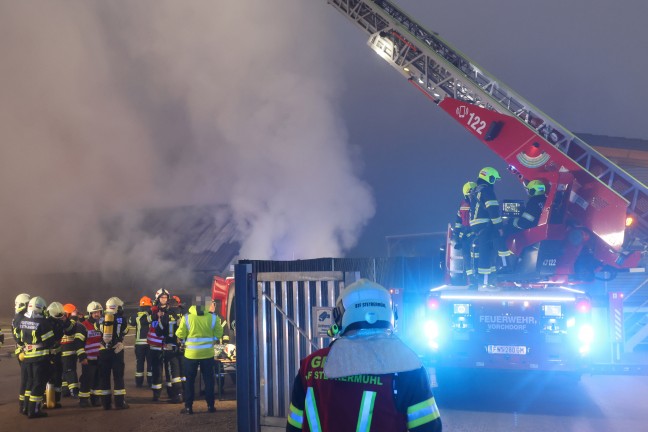 Gro�einsatz: Acht Feuerwehren bei Vollbrand einer Halle eines Unternehmens in Kirchham im Einsatz