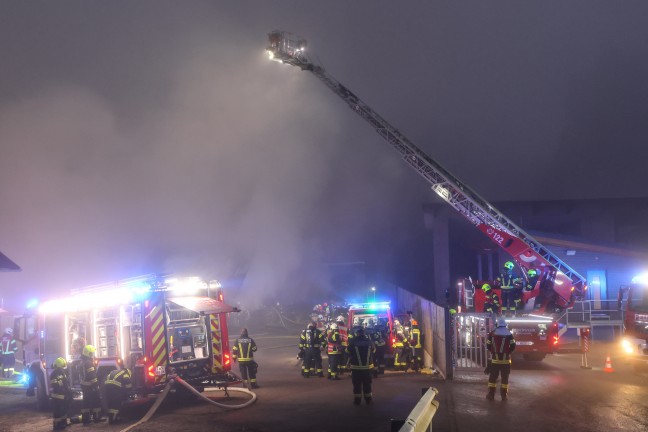 Gro�einsatz: Acht Feuerwehren bei Vollbrand einer Halle eines Unternehmens in Kirchham im Einsatz