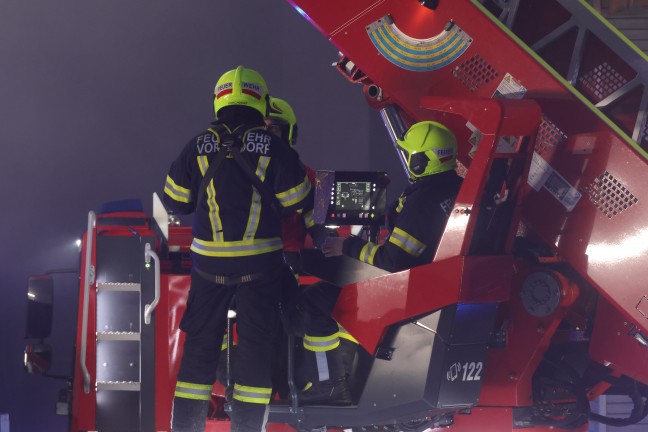 Gro�einsatz: Acht Feuerwehren bei Vollbrand einer Halle eines Unternehmens in Kirchham im Einsatz