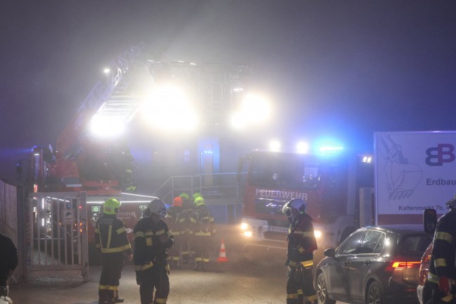 Gro�einsatz: Acht Feuerwehren bei Vollbrand einer Halle eines Unternehmens in Kirchham im Einsatz