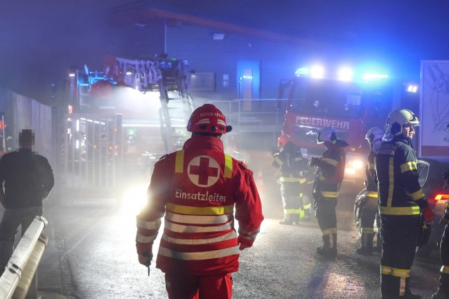 Gro�einsatz: Acht Feuerwehren bei Vollbrand einer Halle eines Unternehmens in Kirchham im Einsatz