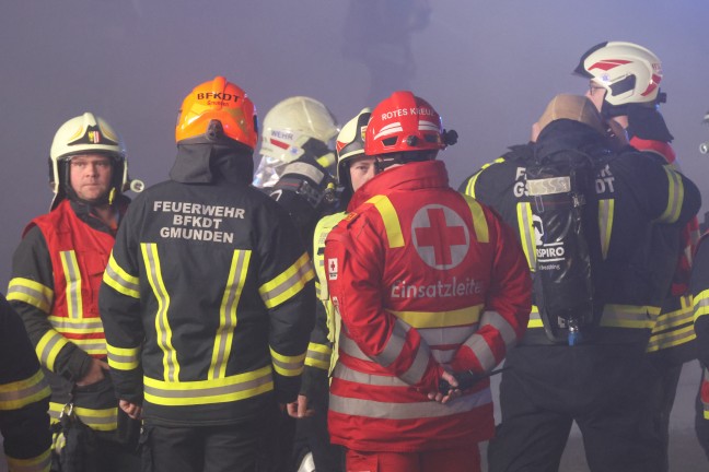 Gro�einsatz: Acht Feuerwehren bei Vollbrand einer Halle eines Unternehmens in Kirchham im Einsatz