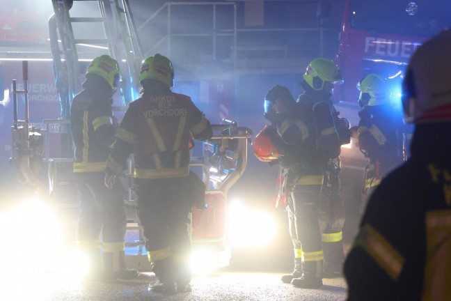 Gro�einsatz: Acht Feuerwehren bei Vollbrand einer Halle eines Unternehmens in Kirchham im Einsatz
