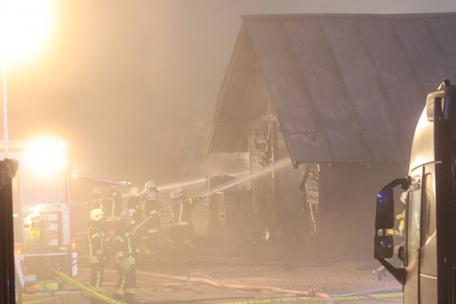 Gro�einsatz: Acht Feuerwehren bei Vollbrand einer Halle eines Unternehmens in Kirchham im Einsatz