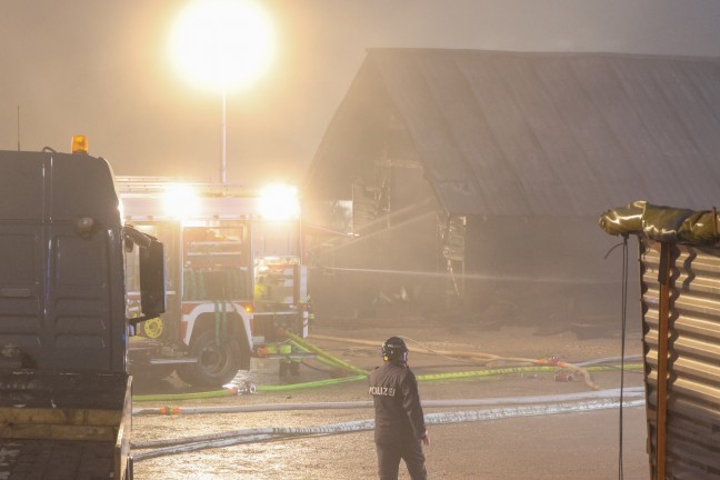 Gro�einsatz: Acht Feuerwehren bei Vollbrand einer Halle eines Unternehmens in Kirchham im Einsatz