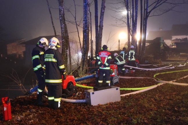Gro�einsatz: Acht Feuerwehren bei Vollbrand einer Halle eines Unternehmens in Kirchham im Einsatz