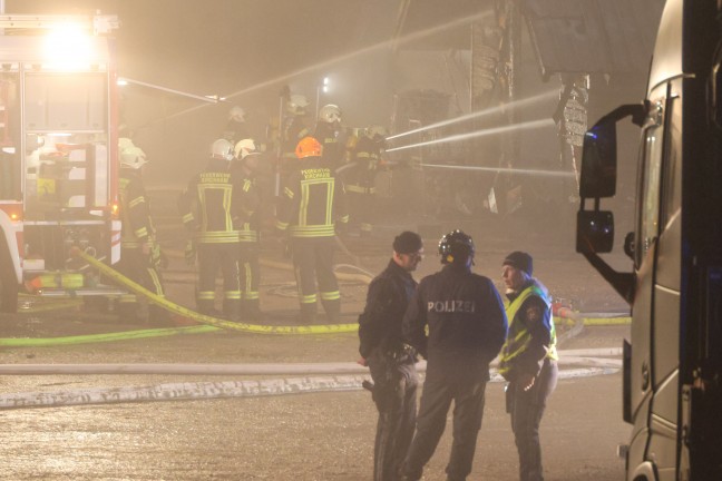 Gro�einsatz: Acht Feuerwehren bei Vollbrand einer Halle eines Unternehmens in Kirchham im Einsatz