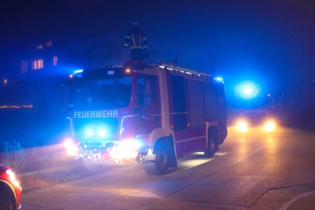 Brand einer Wohnrauml�ftung in Wels-Schafwiesen breitete sich auf Geb�udefassade aus