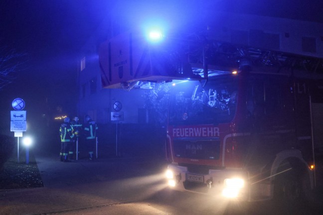 Brand einer Wohnrauml�ftung in Wels-Schafwiesen breitete sich auf Geb�udefassade aus